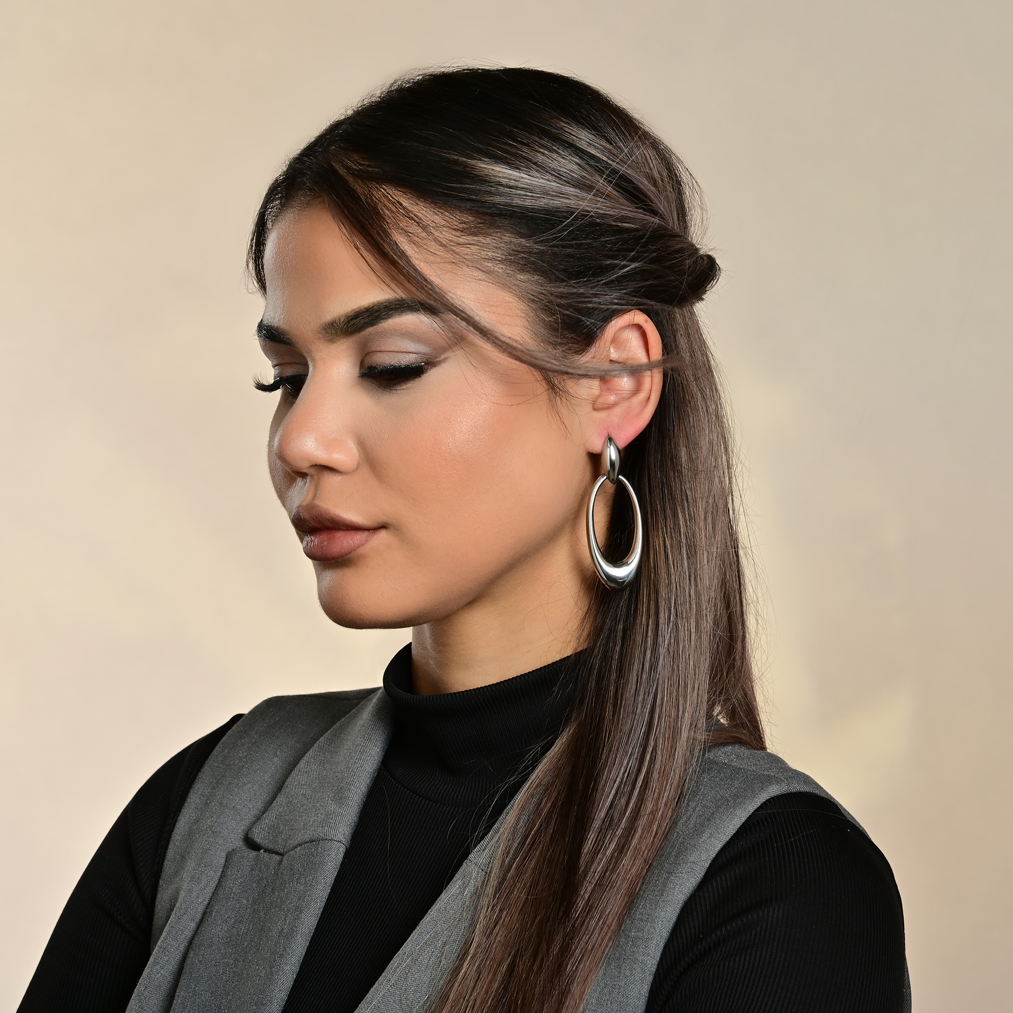 "Vianne" Edelstal Statement Ohrstecker mit hängendem Element, silberfarben