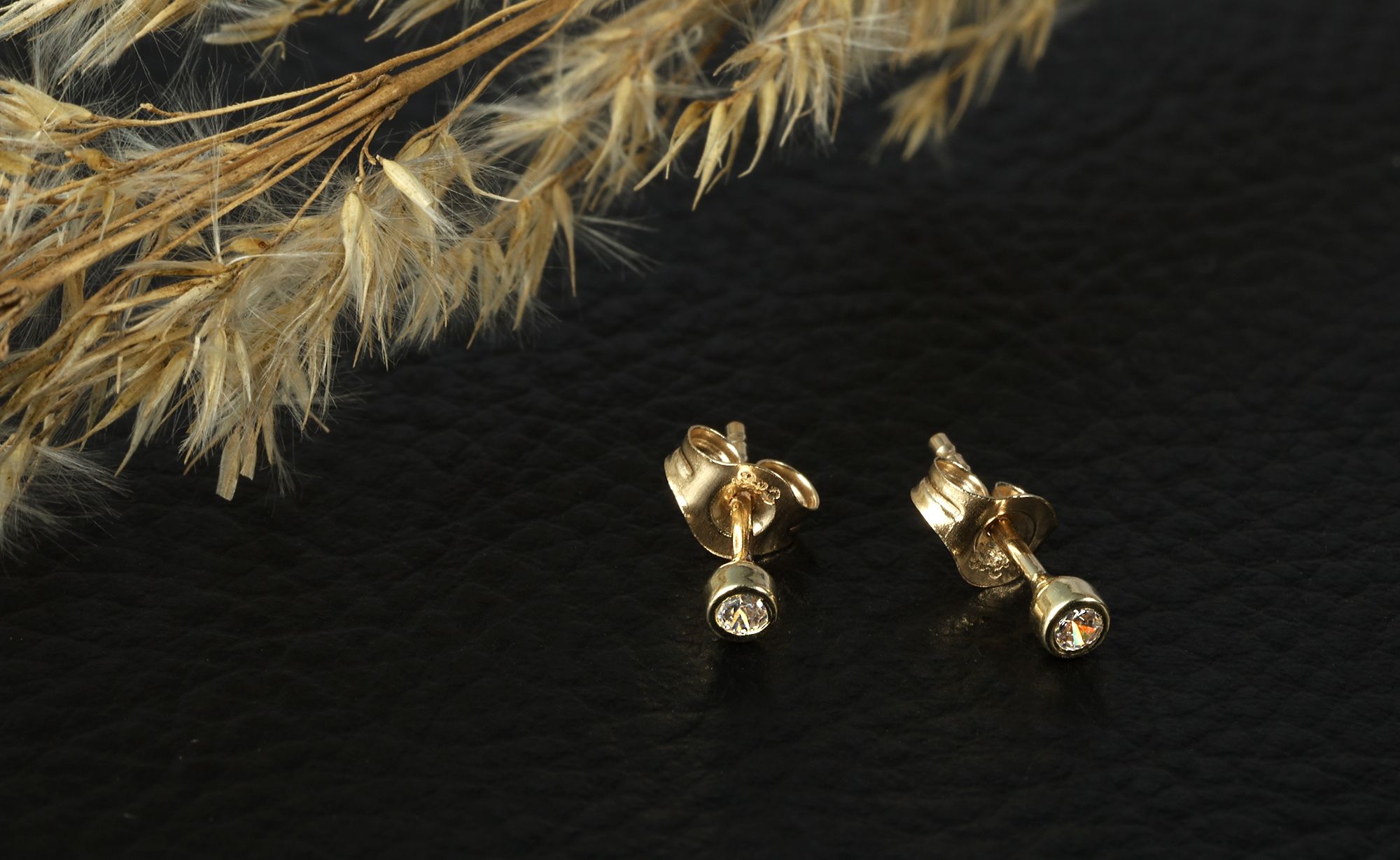333/- Gold "Dina" Ohrstecker mit Zirkoniabesatz, Ø 2 mm, Gelbgold, 8 Karat, Kinder