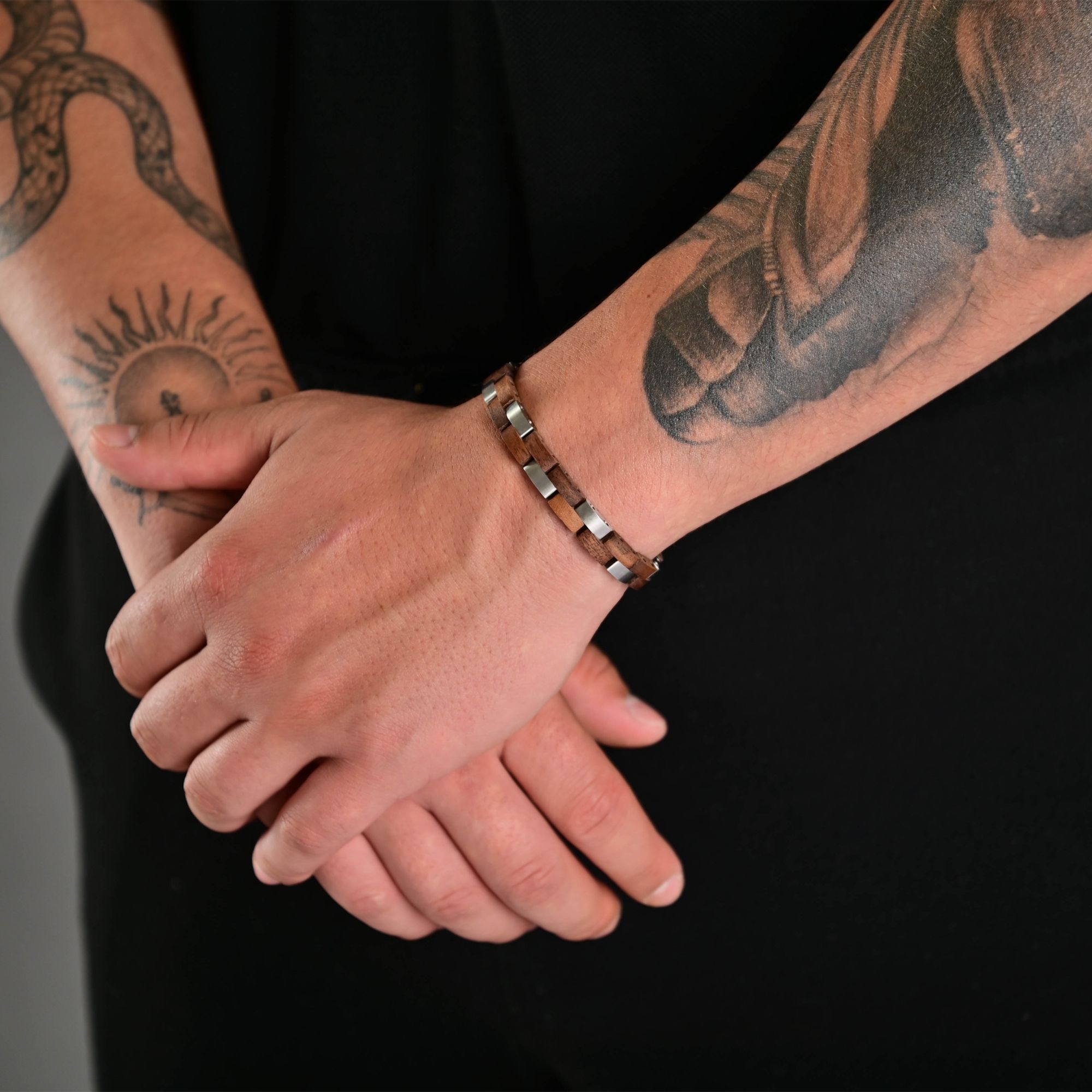 "Eiko" Raptor Armband aus Edelstahl und Walnussholz