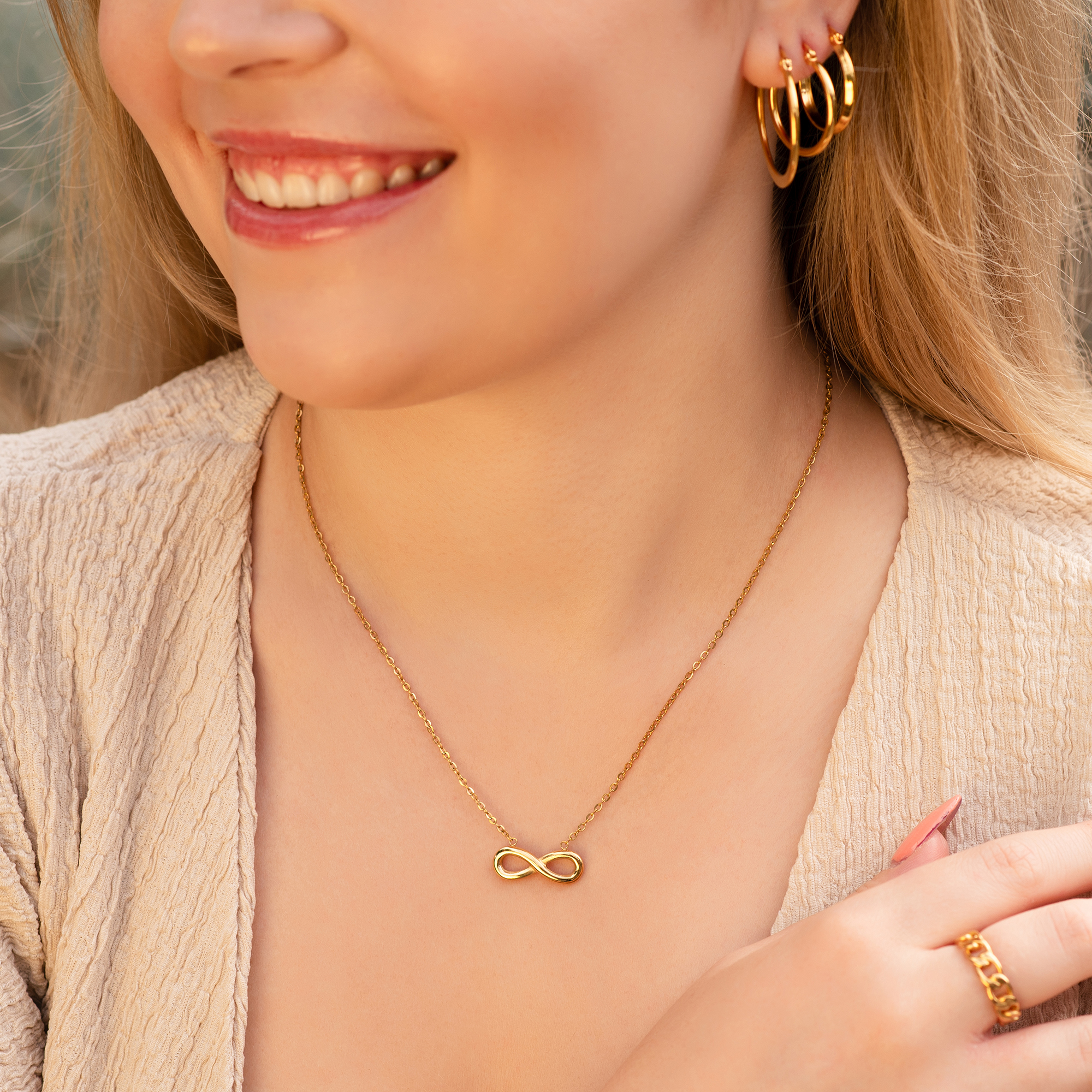 "Suki" . Infinity, Edelstahlkette (42 + 5 cm) mit Anhänger, IP Gold