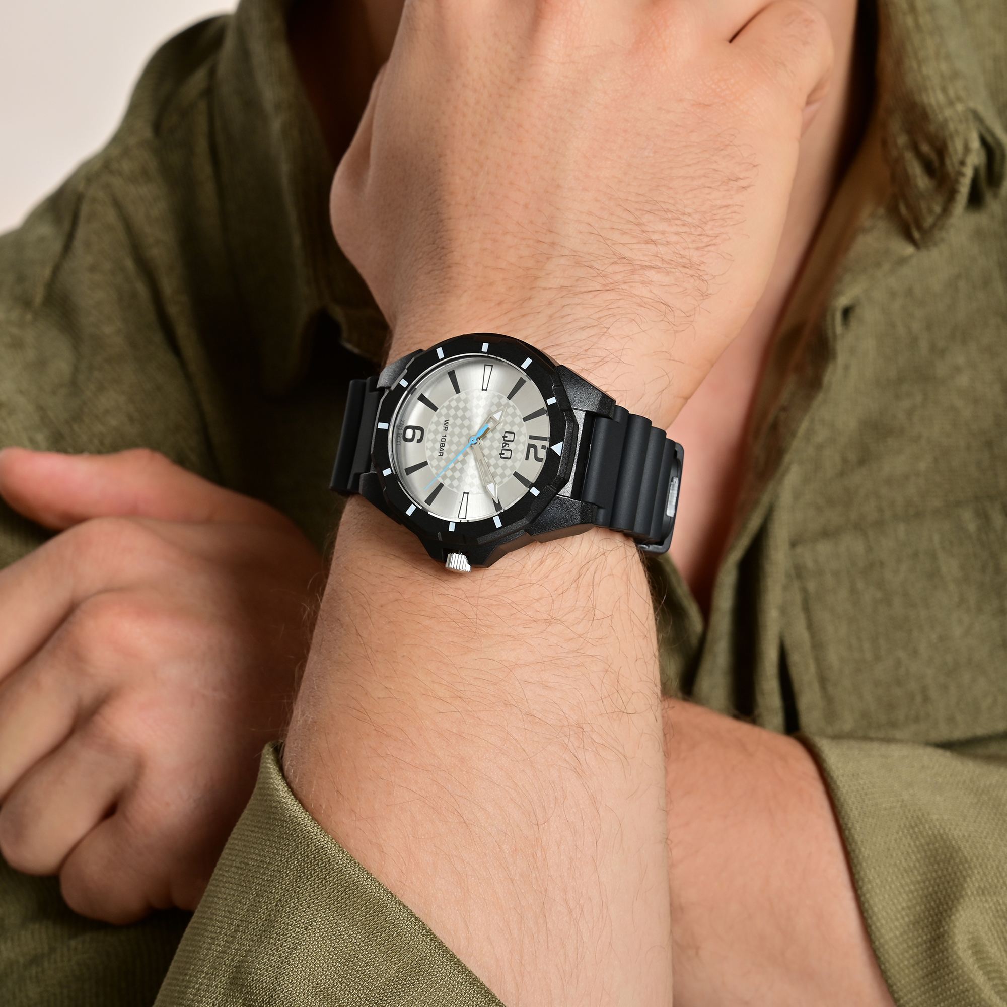 Q&Q Herrenuhr mit Resinband, Ø 43 mm, schwarz/silberfarben