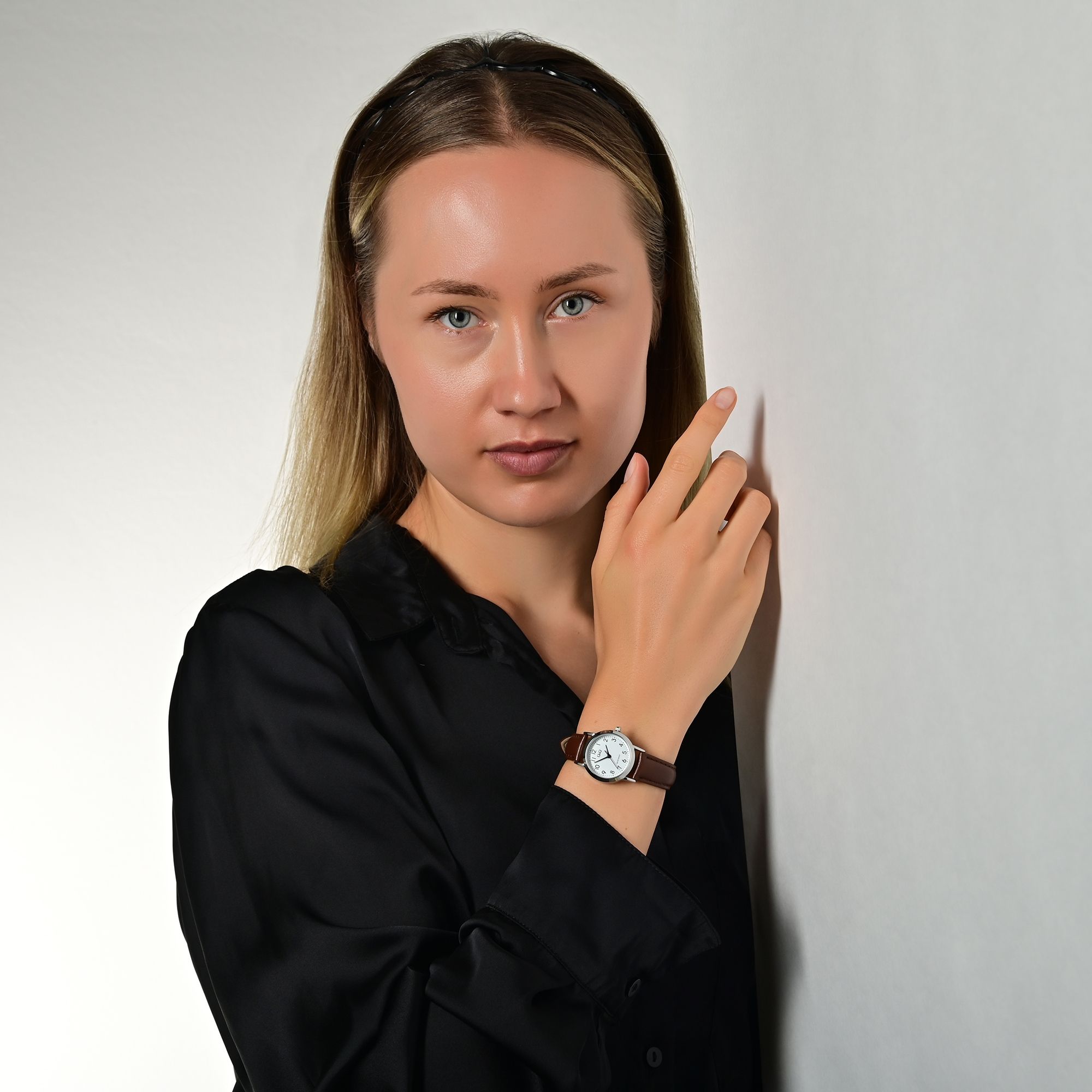 Q&Q Damenuhr, gepolstertes Lederimitatband, Ø 26 mm, braun/silberfarben