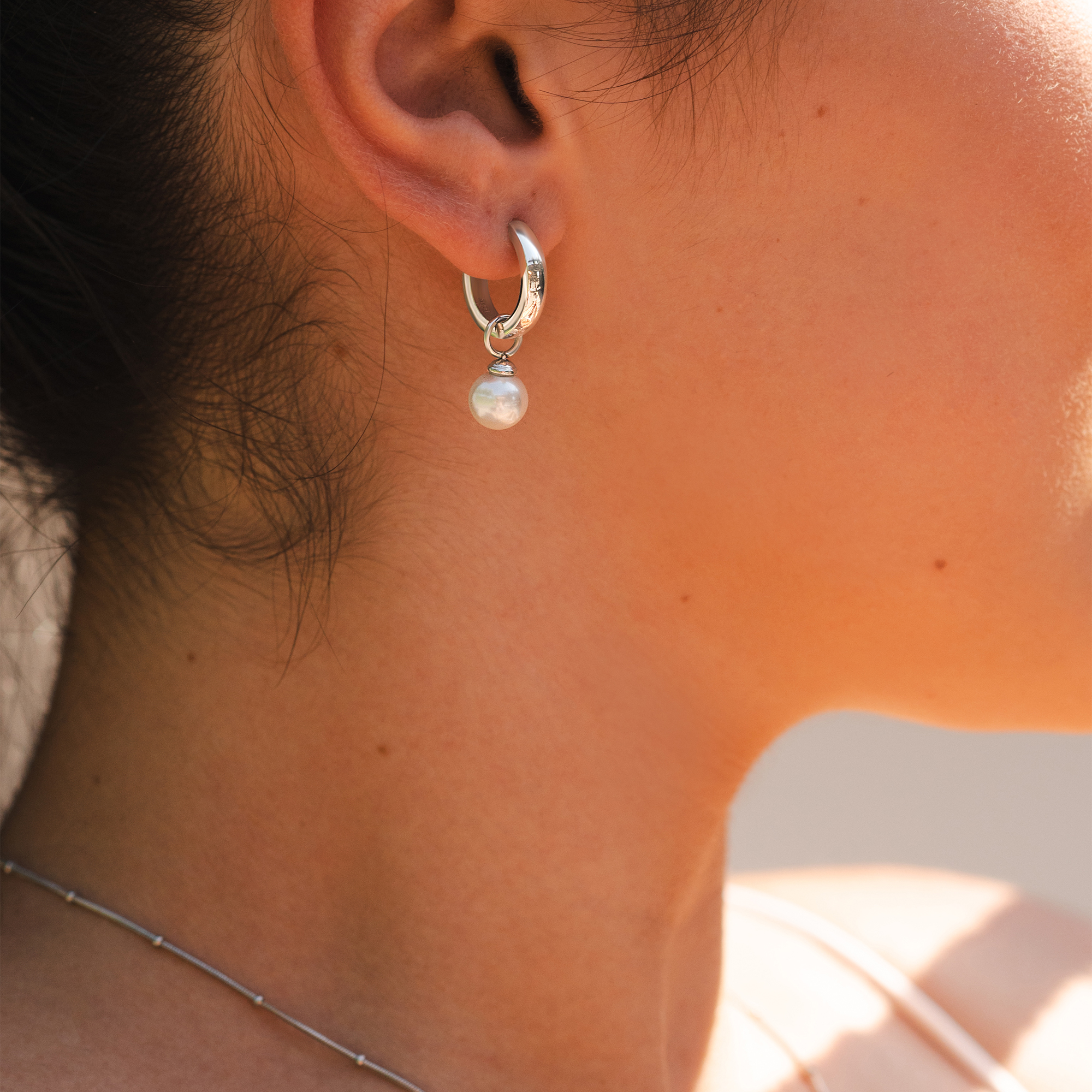 "Amapola" Akzent Creolen mit Ø 8 mm Perle, Edelstahl, silberfarben
