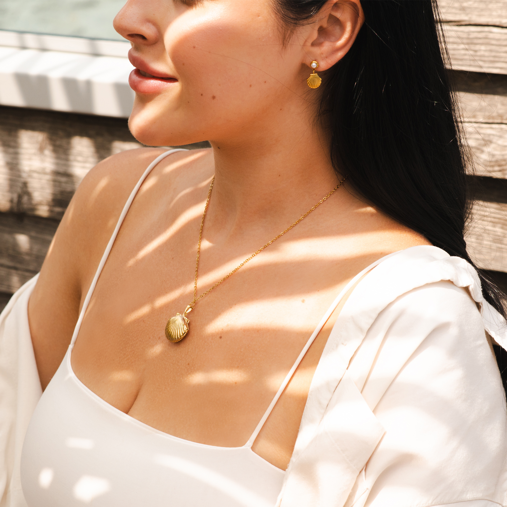 "Gilda", Akzent Halskette mit Medaillon in Muschelform, Edelstahl, goldfarben