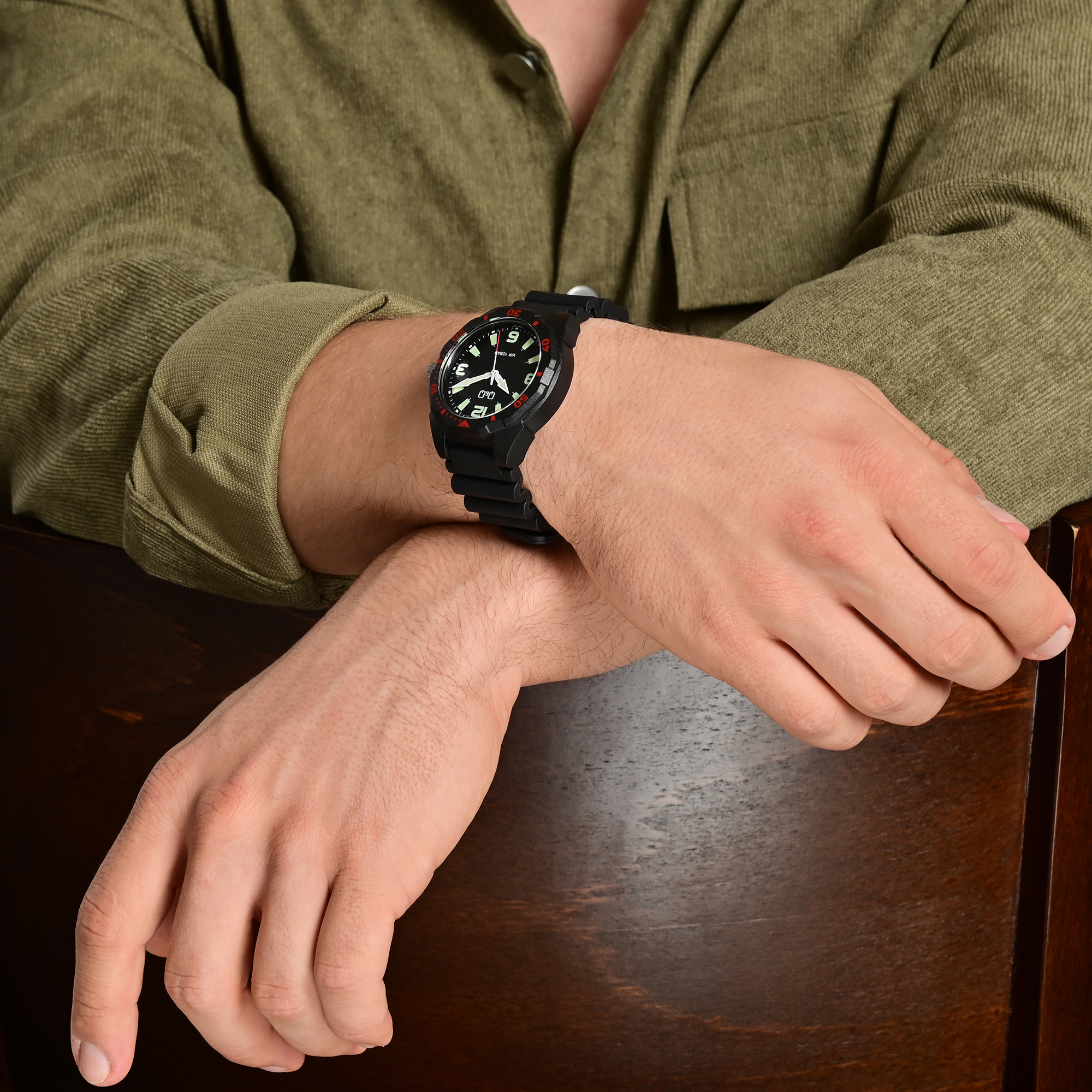 Q&Q Herrenuhr, Resinband, Ø 43 mm, schwarz/ rote Details