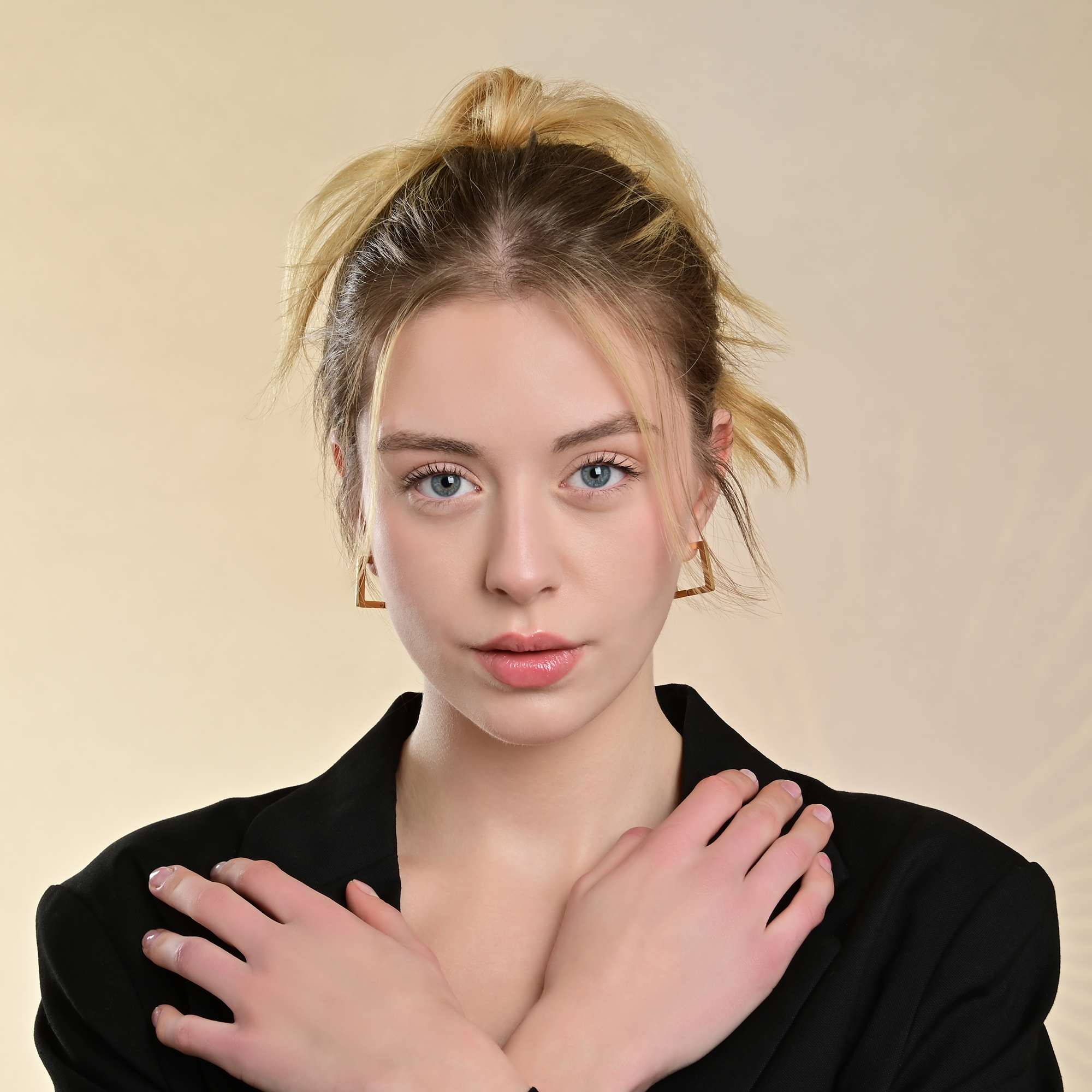 "Medea" - U-Form Creole aus Edelstahl, goldfarben