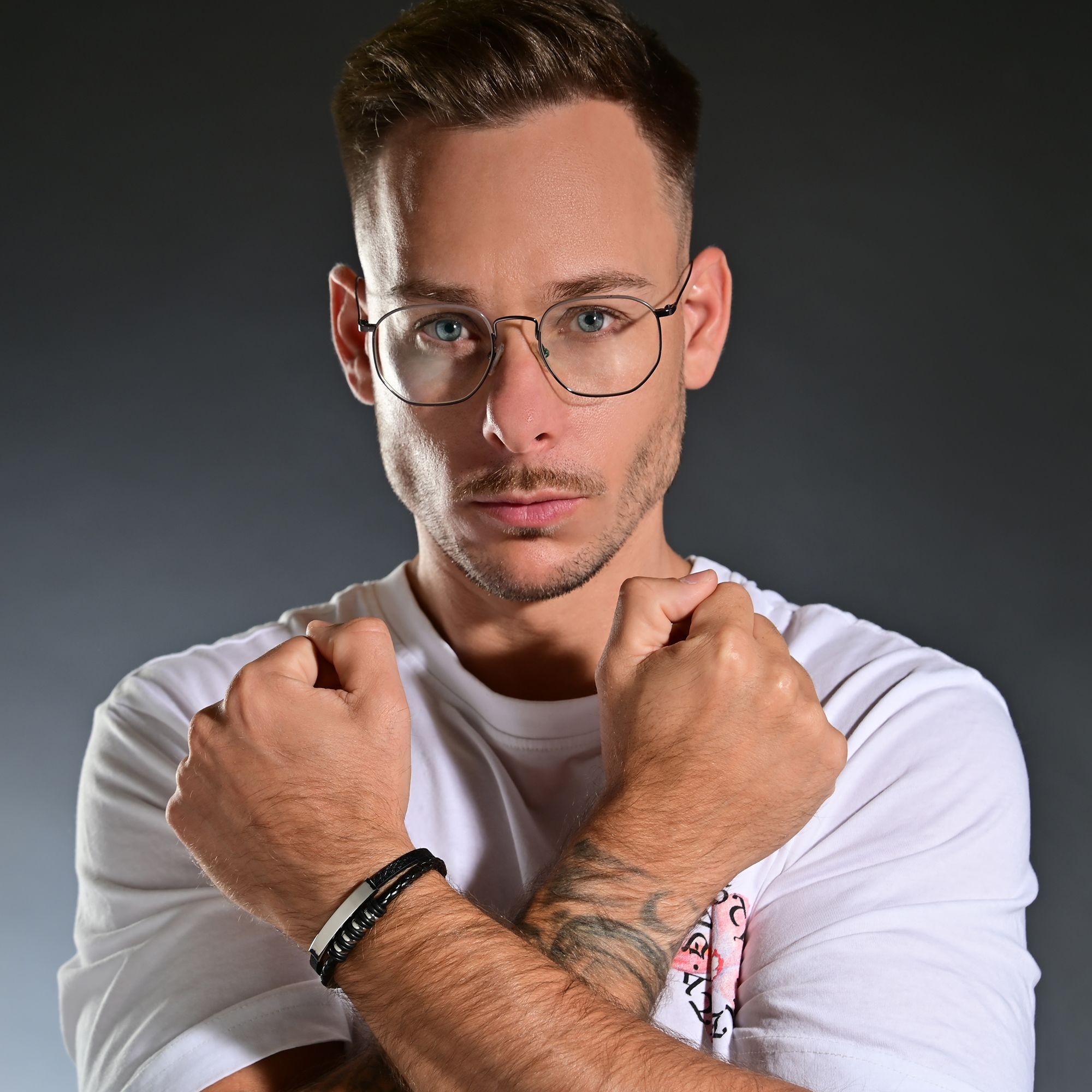 "Nestor" Armband aus Lederimitat mit Gravurplatte
