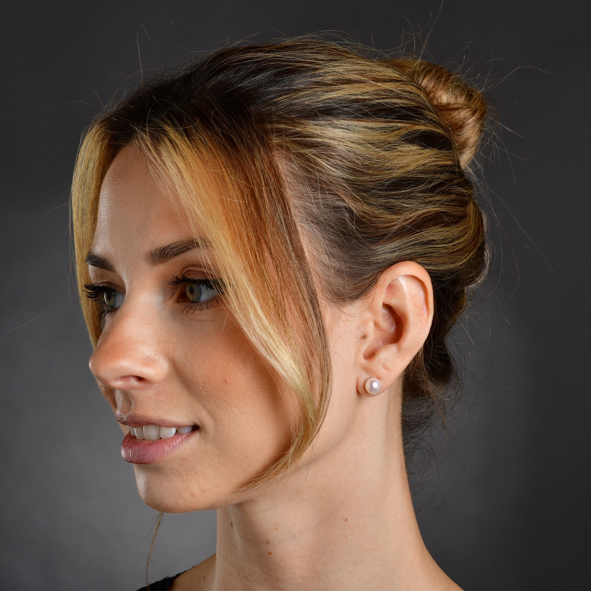 "Paula" 925/- Echtsilber Ohrstecker - Süßwasserperle Ø 6 mm, rhodiniert