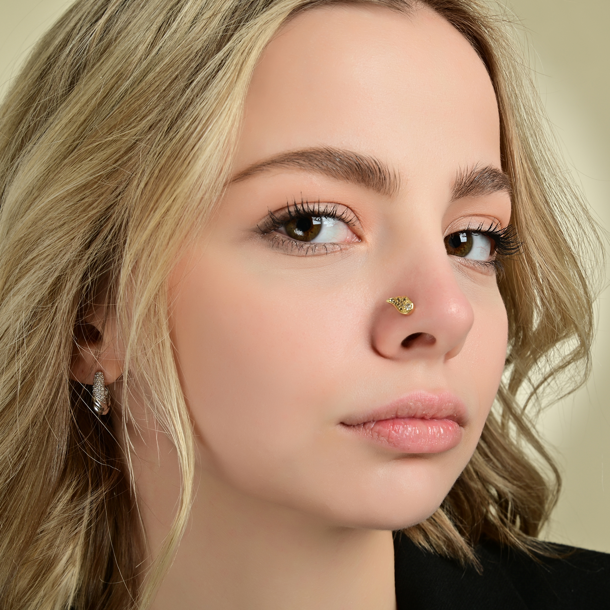 "Panja" Nasenpiercing aus Edelstahl, L-Form, Flügel, Ø 0,9mm/ Stablänge 7,5 mm, goldfarben