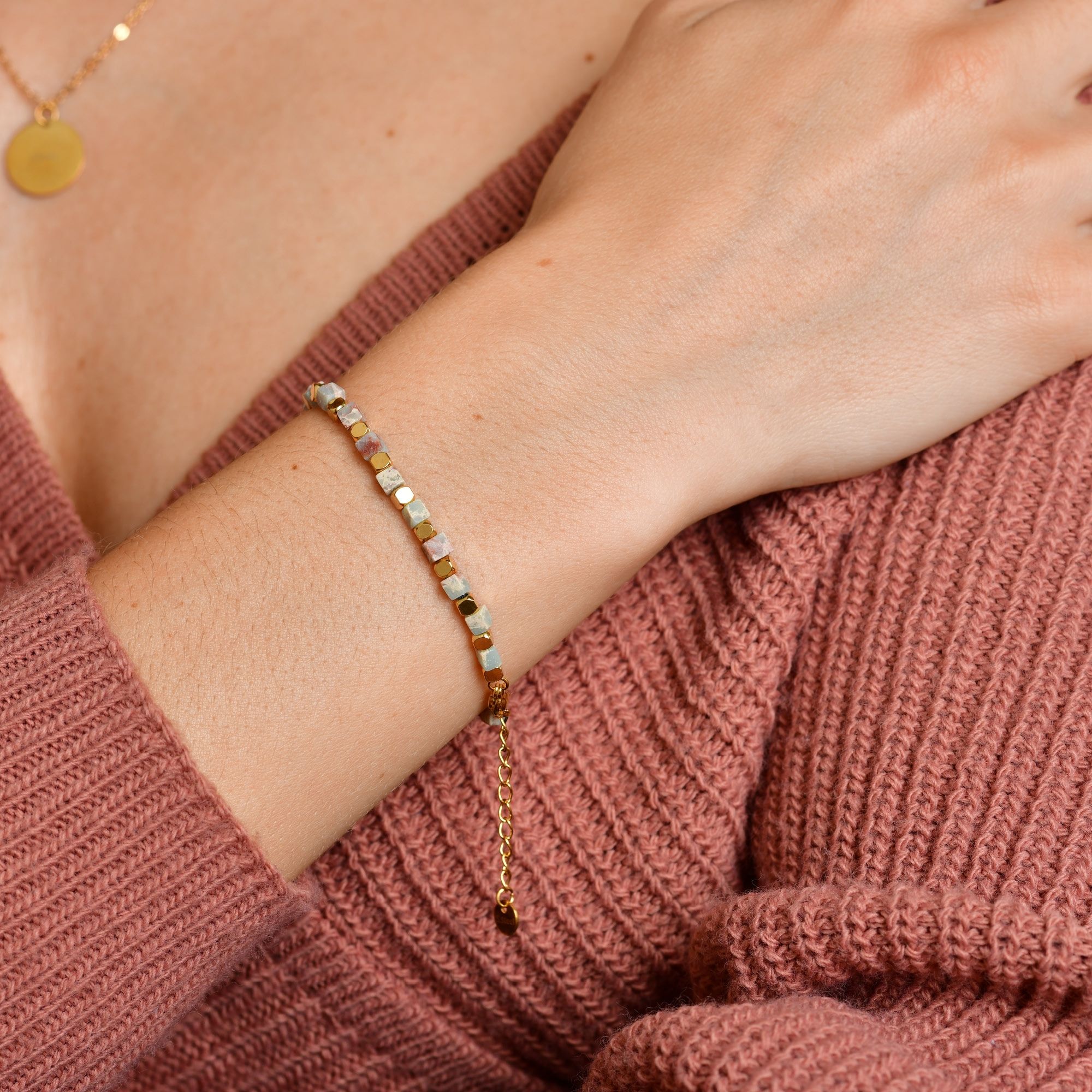 "Trix" Armband aus Edelstahl & Calcit Edelsteinen, 17 + 3 cm, goldfarben