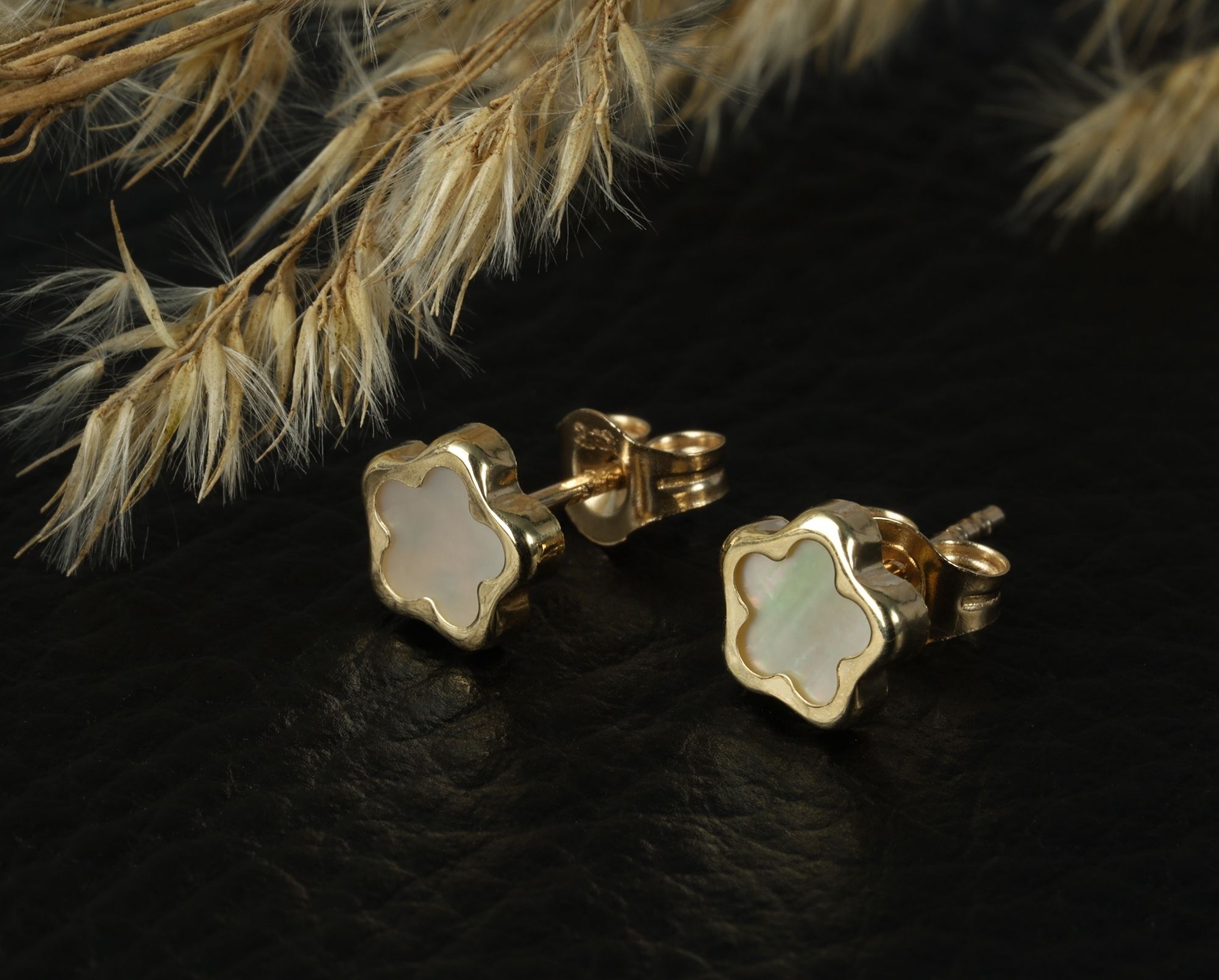 333/- Gold "Lumia" Ohrstecker, Blume mit Perlmutt, Gelbgold, 8 Karat, Kinder
